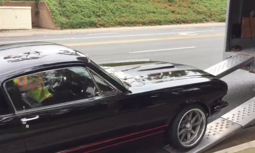 Ovo nije način za ukrcavanje Mustang oldtimera u kamion