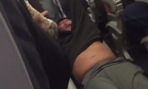 United Airlines na meti kritika zbog nasilja nad putnikom koji nije htio prepustiti mjesto u prebukiranom avionu