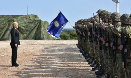 Grabar Kitarović donijela odluku o dodjeli 107 prvih časničkih činova