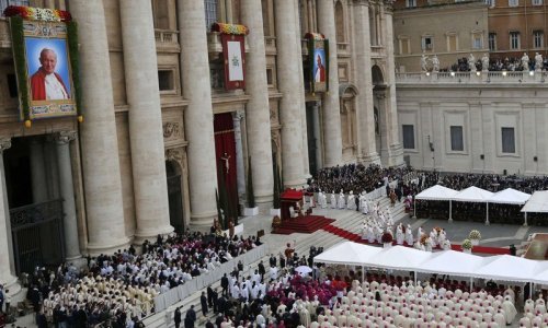 'Dvojica svetih papa u nebu i dvojica na Trgu svetog Petra'