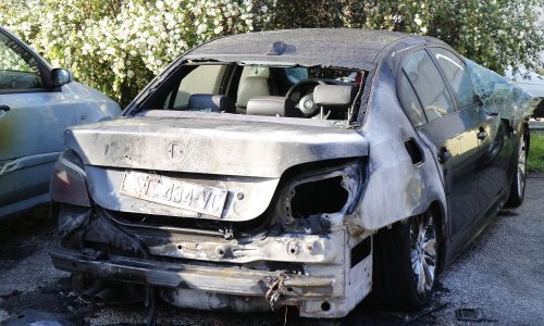 U Splitu izgorio BMW