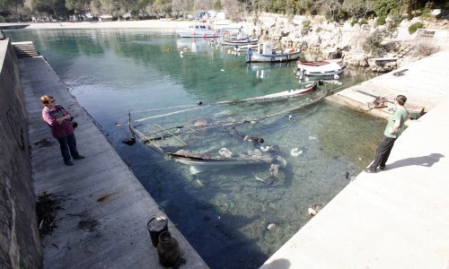 U luci Medveja noćas izgorjela dva plovila