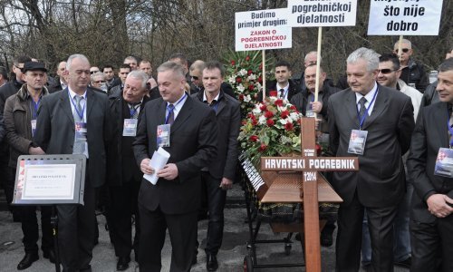 Pogrebnici na Krematoriju izveli performans