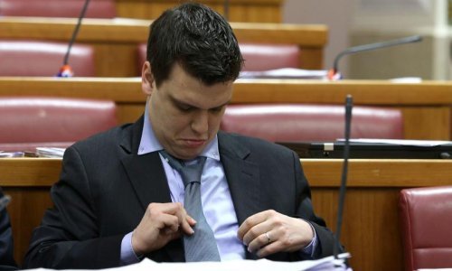 Jesam li dobro svezao kravatu?