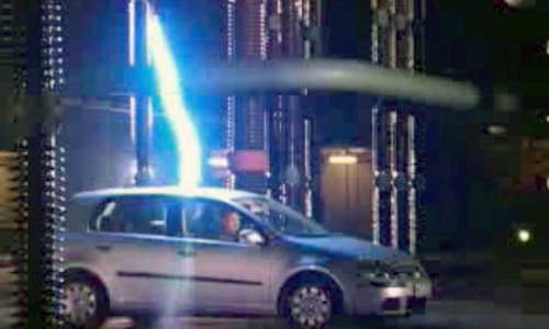 Što se točno dogodi kad vam auto pogodi munja