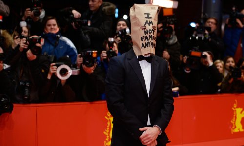 Shia LaBeouf ispričava se sa vrećicom na glavi