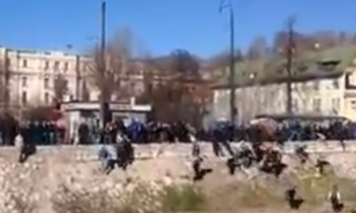 Sarajevska policija bacala prosvjednike u Miljacku