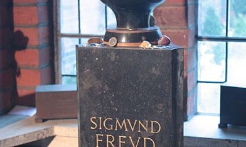 Razbijena urna s ostacima Sigmunda Freuda