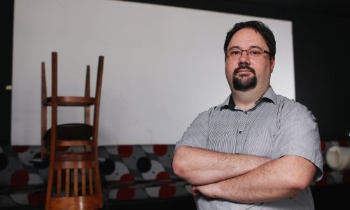 Tko je čovjek koji sjeda u vruću Hribarovu fotelju