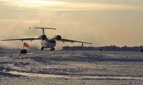 Antonov slijeće na ledenu pistu Sjevernog pola