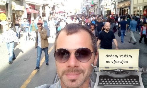 Kupio sam krastavac u tri ujutro na križanju pored kojeg tip peče kebab u prtljažniku