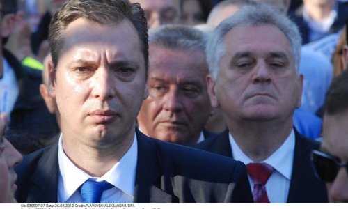 Je li Nikolić zabio nož u leđa Vučiću ili samom sebi?