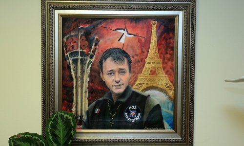 Crvenom bojom zalili spomenik vukovarskom branitelju smaknutom na Ovčari