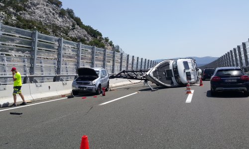 Na autocesti se prevrnuo gliser, opet gužva i kolone