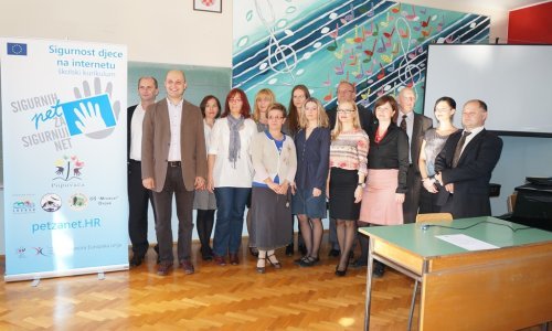 Učitelji pišu kurikulum za sigurnost djece online