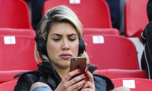 S kim se to Mirta Šurjak dopisuje za vrijeme Hajdukove utakmice?