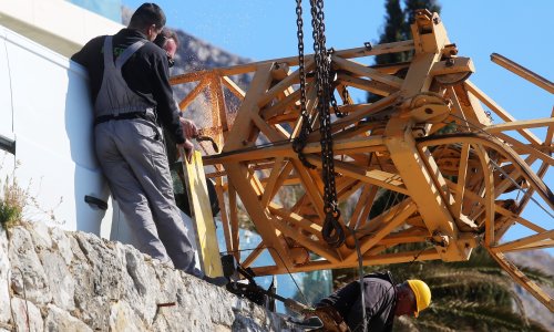 U padu dizalice poginula jedna osoba, šest ih je ozlijeđeno