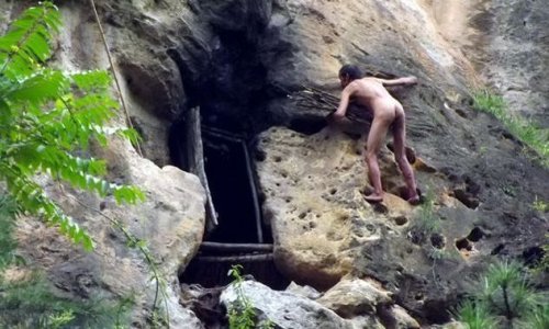 Kinez živi 20 godina u pećini 50 metara iznad tla