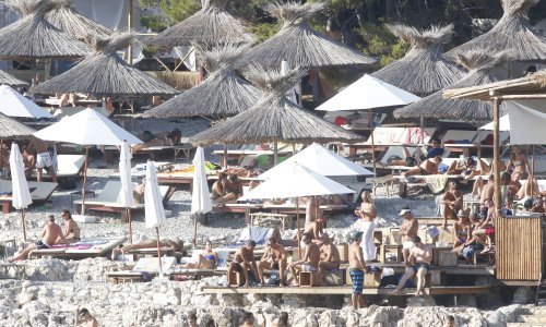 Inspekcija zatvara hvarski Carpe Diem Beach zbog 120 tisuća kuna viška