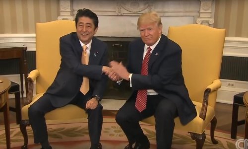 Primjećujete li nešto neobično u Trumpovom rukovanju?