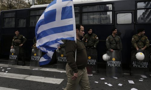 Prosvjedi u Ateni nakon što je parlament dodatno srezao mirovine i povećao poreze