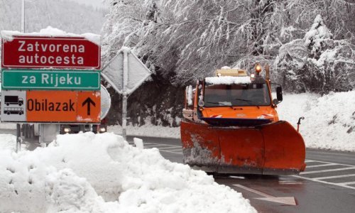 Oprezno na cestama: kiša, snijeg i bura otežavaju promet