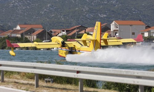 Dva kanadera gase požar kod Makarske