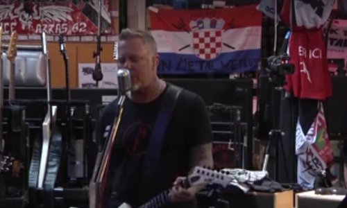 Metallica u prostoriji za probe drži našu zastavu