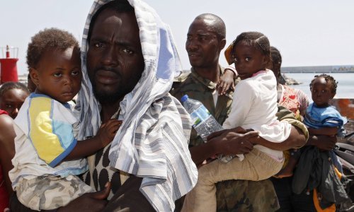 Usred Sahare nakon kvara na kamionu od žeđi umrlo 44 migranata