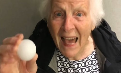 Divite se majstorijama bakice lopticom za stolni tenis