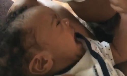 Klinac zna kako smiriti uplakanu bebu