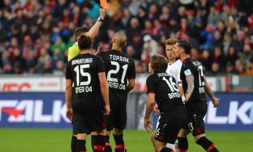 Crveni karton mladog Hrvata ništa nije pomogao posrnulom Bayernu!