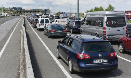 Na Macelju vozači automobila čekaju 45 minuta, a na Bregani pola sata