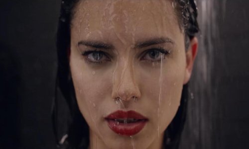 Skroz gola Adriana Lima odgrizla glavu čokoladnom zecu