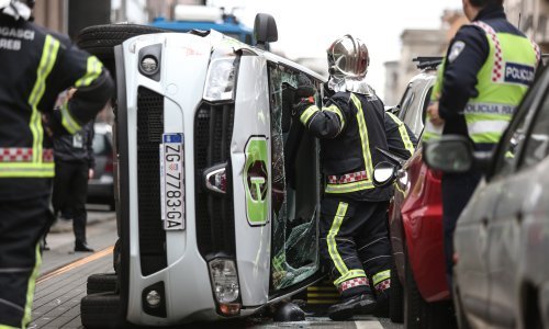 Prevrnuo se taksi, vatrogasci izvlačili zaglavljene putnike