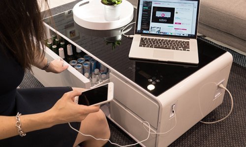 Stolić za kavu hladi vam pića i puni smartfone