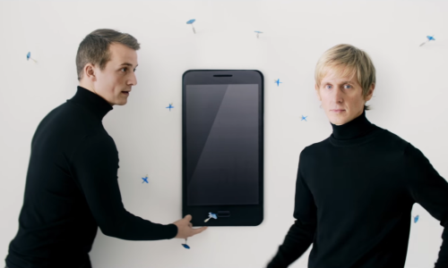 Motorola se bizarnim novim filmićem ruga Appleu