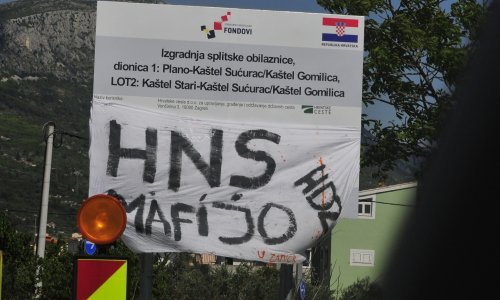 Transparenti protiv HNS-a i na spektaklu koji nema veze s nogometom