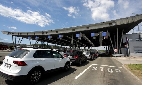 Počele prometne gužve uoči vikenda, na Bajakovu se čeka sat vremena