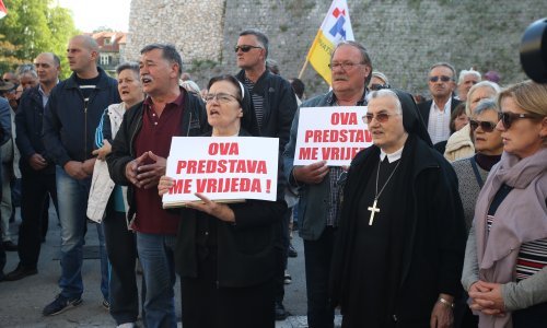 Na prosvjedu u Splitu tražio se egzorcist jer je 'Sotona dao Frljiću ideju za predstavu'