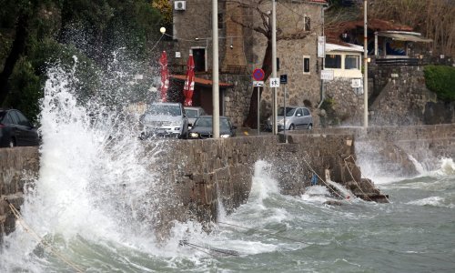Na Jadranu jako i olujno jugo, u Gorskom kotaru i Istri kiša