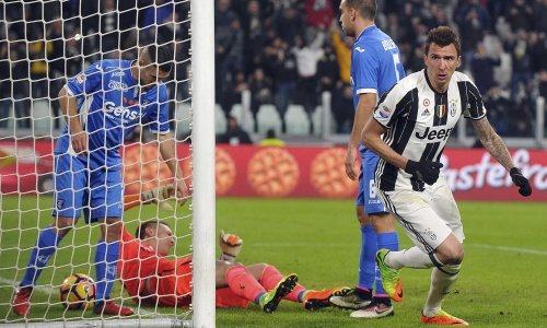 Nezadrživi Mandžukić unio i loptu i vratara u gol