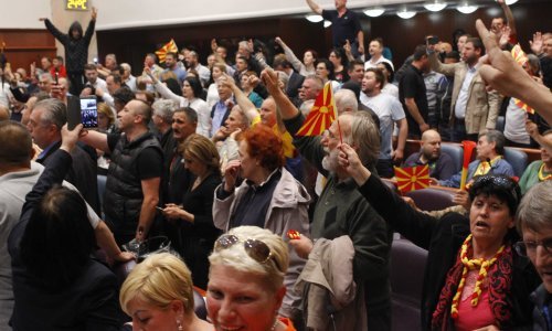 Xhaferi zasjeo na čelo Sobranja i u kabinet ponio albansku zastavu