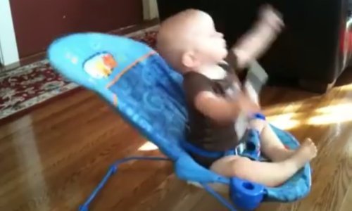 Pogledajte kako ova beba-frajer razvaljuje trbušnjake u njihaljki