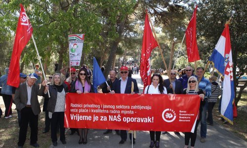 Kandidati za gradonačelnika u Maksimiru dijele karanfile i grah, prosvjed u Slavonskom Brodu