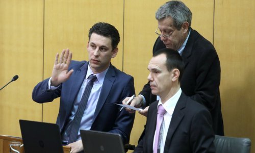 Petrov je doslovce postao taocem svoje fotelje, ako se s nje digne...