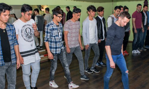 Mladi azilanti iz Porina zaplesali s poznatim Ištvanom Vargom