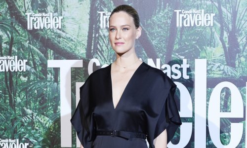 Lijepa trudnica u maloj crnoj haljini čista je senzacija