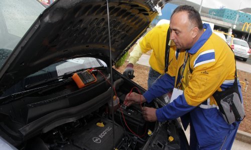 Pomoć na cesti  - koga zvati i koliko će to koštati?