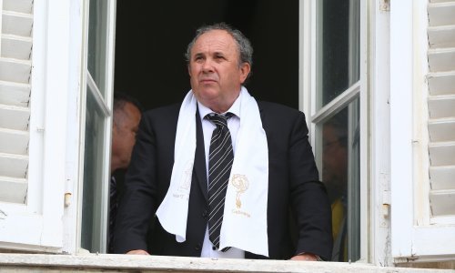 Kerum kao papa gledao masu s prozora